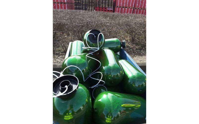 Plastic drums can be easily emptied and compressed in the RUNI SK370.