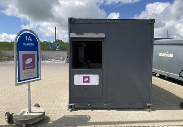 Flamingokomprimering i container på genbrugsplads