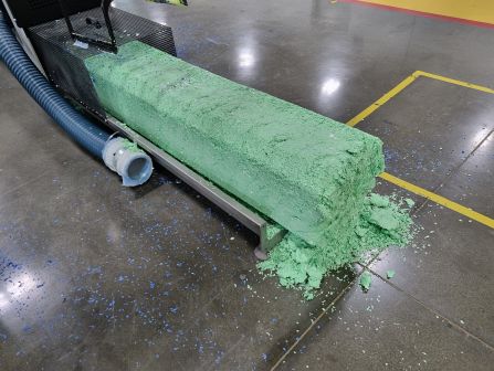 Block aus verdichtetem XPS verlässt die RUNI-Maschine.