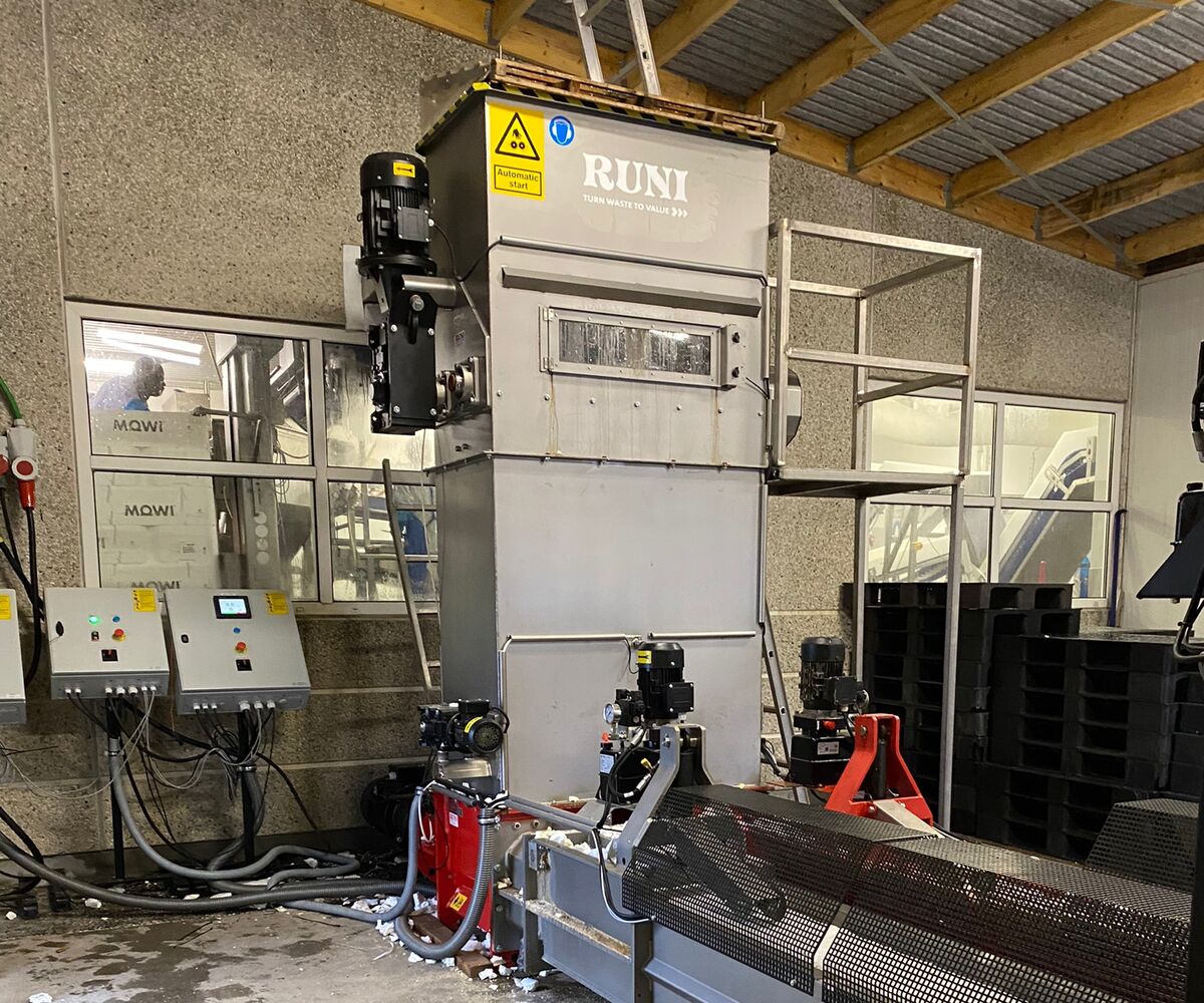 Verdichtung von Fischkisten aus Styropor | O.H. Fiskeeksport 