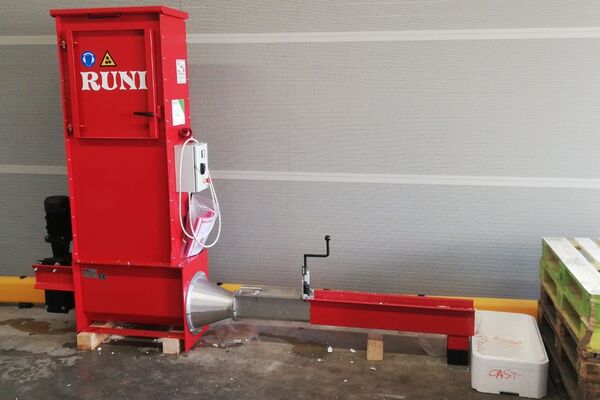 Verdichtung von Fischkisten aus Styropor | Supermercati Tosano