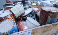 Gesammelte Farbeimer mit Resten zum Verdichten im Schneckenverdichter