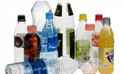 Kunststoffbehälter vor dem Verdichten im Schneckenverdichter