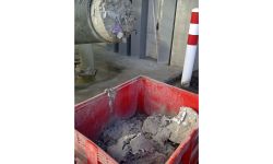 Industriestaub ist hier nach Verdichtung im Behälter gesammelt