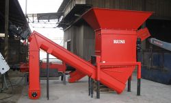 Sehen Sie die Transformation von losen Mineralwollfasern zu schwerem Sand mit unserer Verdichtungstechnologie. Erleben Sie aus erster Hand, wie unser Verdichter die Materialdichte verbessert und damit die Lager- und Transporteffizienz optimiert