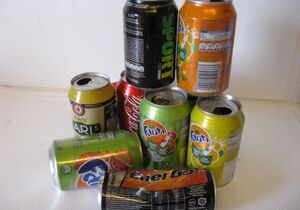 Komprimering af tomme alu dåser