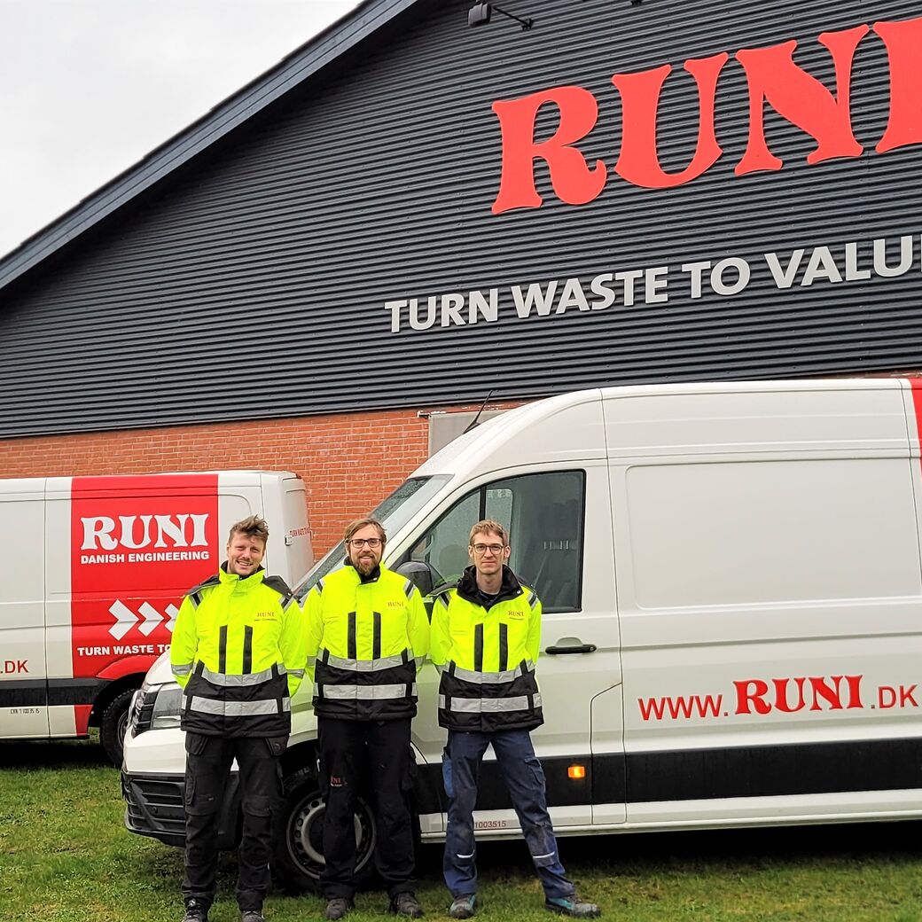 Mænd o arbejds tøj, ved siden af RUNIs biler