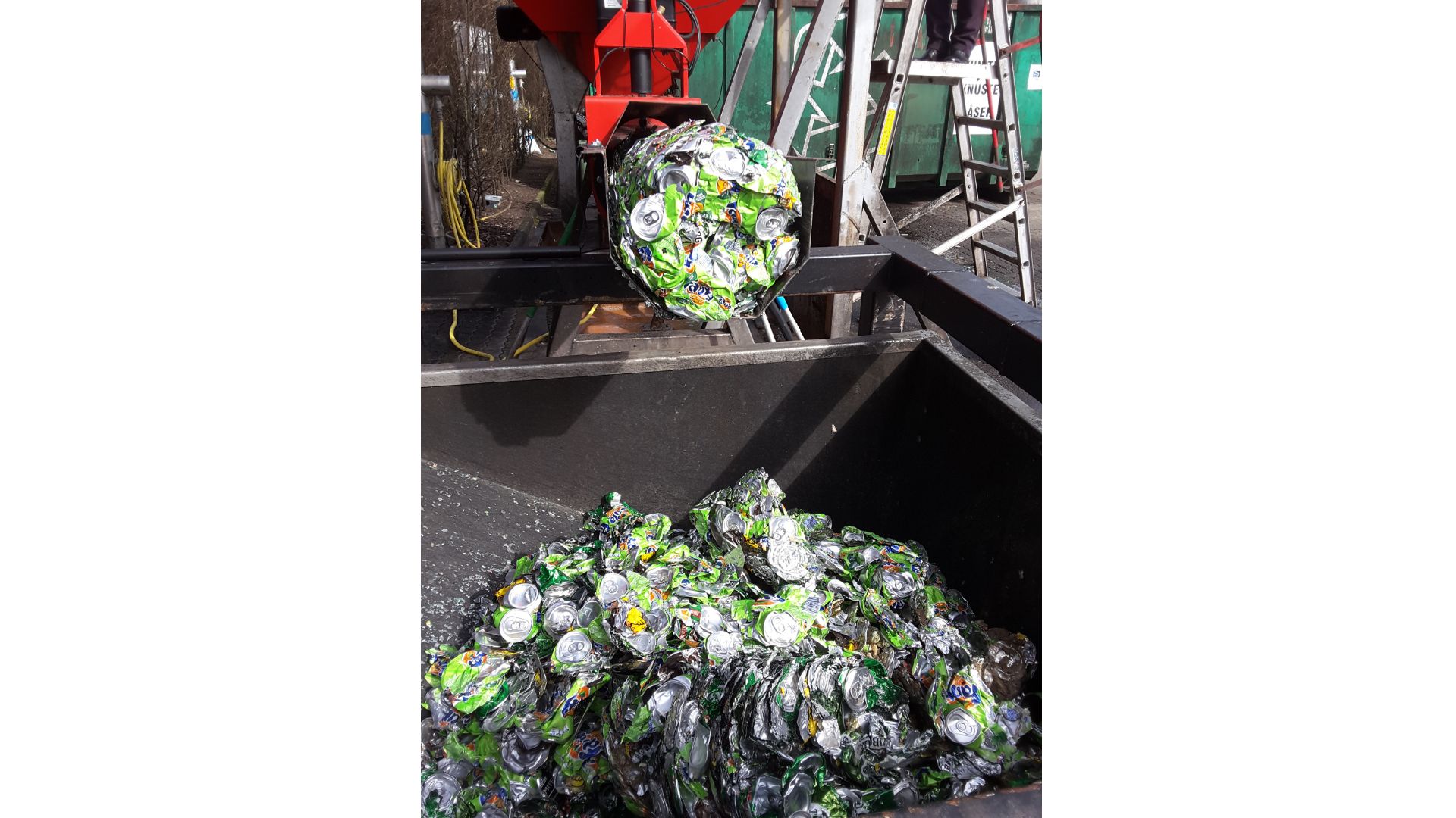 Carlsberg afvanding af alu dåser i sneglekomprimator 