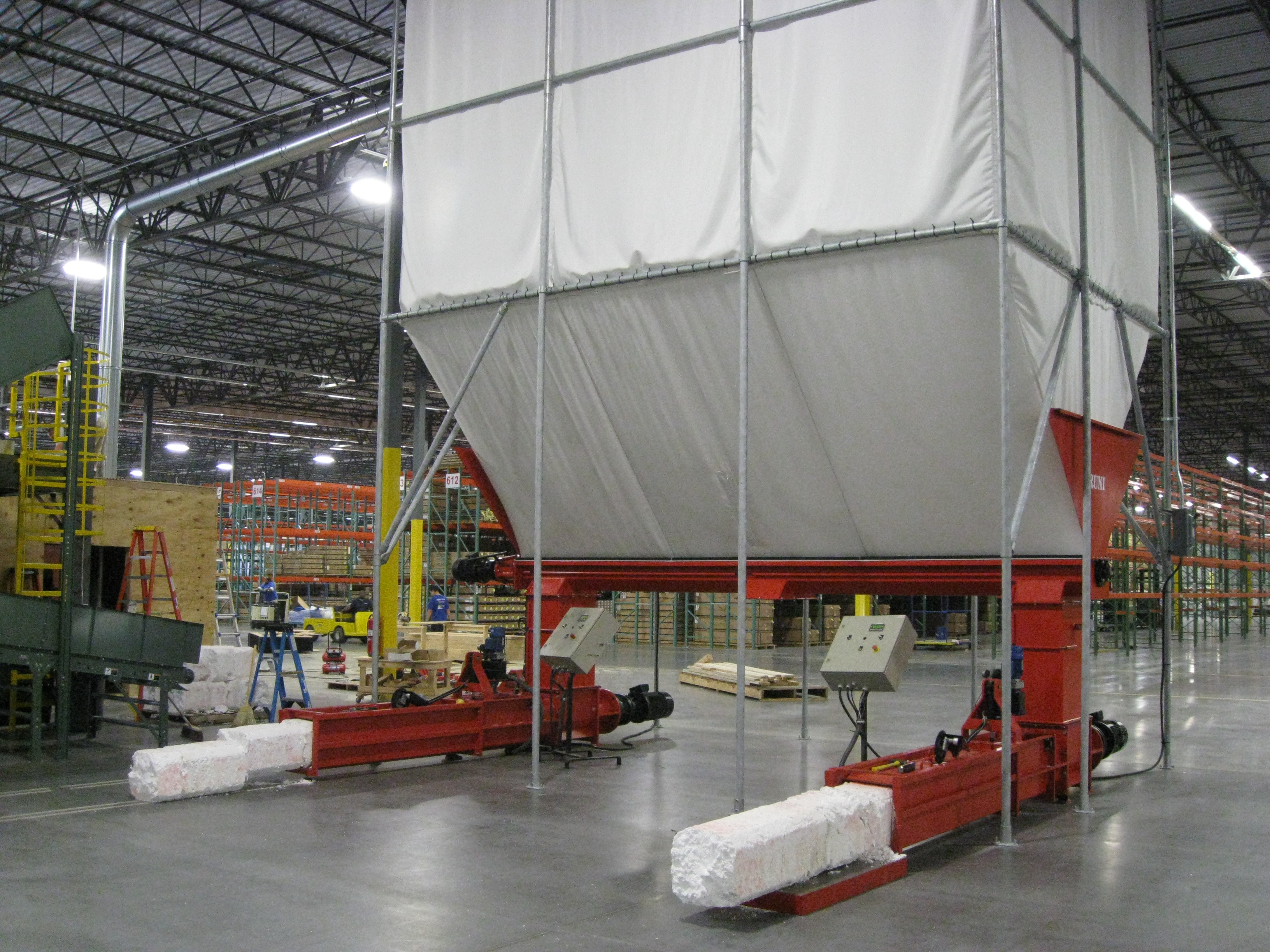 Zwei SK370-Schneckenverdichter unter einer Silolösung zum Verdichten von zerkleinertem Styropor aus der Möbelverpackung