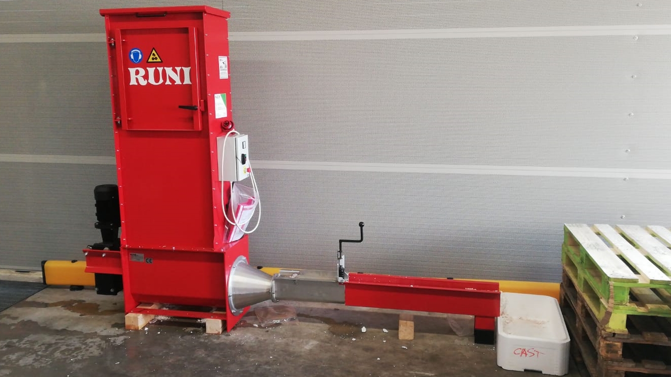 Zwei SK370-Schneckenverdichter unter einer Silolösung zum Verdichten von zerkleinertem Styropor aus der Möbelverpackung